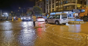 İzmir’de ana su borusu patladı: Caddeler göle döndü