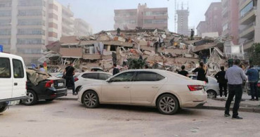 İzmir'de Depremin Ardından Enkazdan Kurtarma Çalışmaları Başladı
