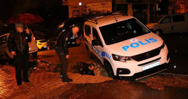 İzmir’de sağanak etkili oldu: Polis arabası çukura düştü