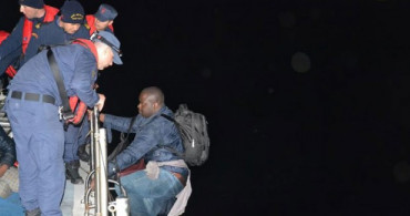 İzmir'de Sahil Güvenlik Uçağı Tarafından Belirlenen 47 Düzensiz Göçmen Yakalandı