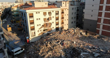 İzmir’de Yıkım Esnasında Çöken Bina Yandaki Binaya Zarar Verdi