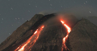 Japonya'da panik havası! Ülkedeki en aktif yanardağ patladı