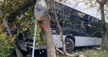 Kadıköy’de korku dolu anlar: Metrobüs kontrolden çıkıp duvara çarptı