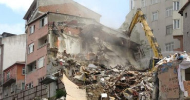 Kağıthane'de Yıkım Kararı Verilen 24 Binanın İlki Bugün Yıkıldı