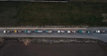 Kahramanmaraş depremlerin enkazları kaldırılıyor: Hafriyat kamyonları metrelerce kuyruk oluşturdu