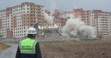 Kahramanmaraş'ta ağır hasarlı binalar patlatılıyor
