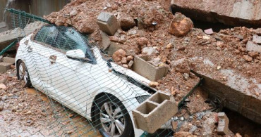 Kahramanmaraş'ta İstinat Duvarı Otomobillerin Üzerine Çöktü!