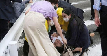 Kameralar önünde korku dolu anlar: Japonya eski Başbakanı Şinzo Abe silahlı saldırıya uğradı