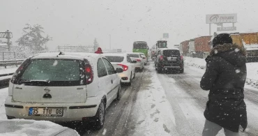 Kar fırtınası Kars'ı vurdu: 58 köy yolu ulaşıma kapandı, 15 araç mahsur kaldı!