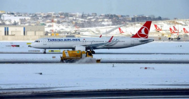 Kar Yağışı Nedeniyle Uçuşları İptal Edilen İstanbul Havalimanı'nda Seferler Yeniden Başlıyor