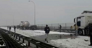 Kar yağışı olumsuzlukları getirmeye devam ediyor, TEM'de meydana gelen büyük bir kaza sebebiyle yollar trafiğe kapandı!