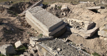 Karabağ’daki Dehşetin Belgesi Yıkılan Mezar Taşları