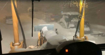 Kars'ta yoğun kar yağışı hayatı olumsuz etkiledi: Birçok araç yolda kaldı