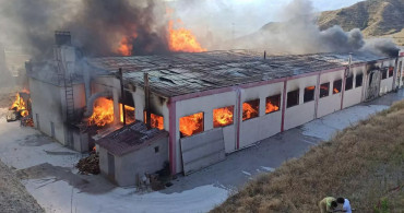 Kastamonu’da korku dolu anlar: Kapı fabrikası alev aldı, dumanlar gökyüzünü kapladı