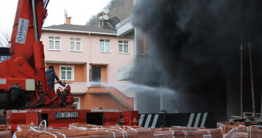 Kastamonu'da korkutan yangın: Bina alevlere teslim oldu