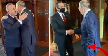 Katarlı mevkidaşını eli cebinde karşılayan Sergey Lavrov: Bakan Mevlüt Çavuşoğlu ile kucaklaştı!
