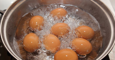 Kaynamış yumurta suyu neye iyi gelir, saça faydalı mıdır? Kaynamış yumurta suyu kemik erimesine iyi geliyor 