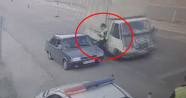 Kayseri'de Dikkatsiz Sürücü Jandarmayı Eziyordu