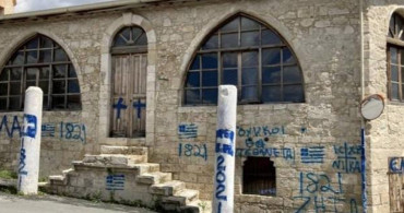 Kıbrıs'ta Camiye Haç Çizip 'Türklere Ölüm' Tehditleri Yazdılar
