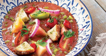 Kırmızı Domatesli Panzanella Salatası Tarifi