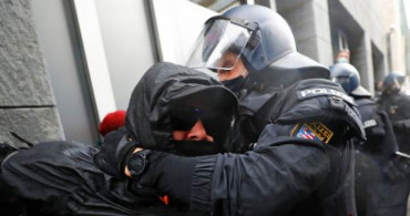 Kısıtlamaları Protesto Edenleri Almanya'da Polis Fena Dövdü