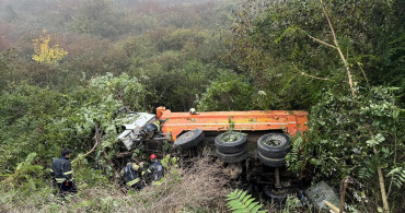 Kocaeli'de Kamyon Devrildi, Sürücü Yaralandı