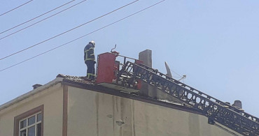 Kocaeli'de izolasyon malzemeleri bulunan çatıda yangın çıktı: Ekiplerin yoğun uğraşları sonucu söndürüldü