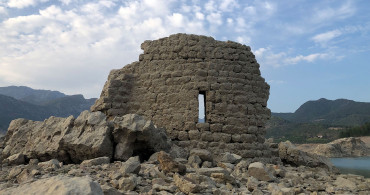 Kozan Barajı’nın Suyunun Çekilmesi Adana’da Tarihi Kalıntıları Gün Yüzüne Çıkardı