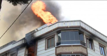 Küçükçekmece'de korkutan yangın: 3 katlı bina kısa süre içerisinde alevler içerisinde kaldı