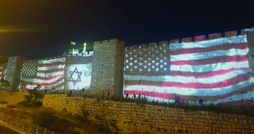 Kudüs’ün Tarihi Surlarına ABD ve İsrail Bayrakları Yansıtıldı