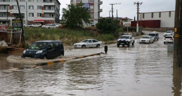 Kuvvetli yağış sonrası şok görüntü: Hatay’da sel yolu ikiye böldü
