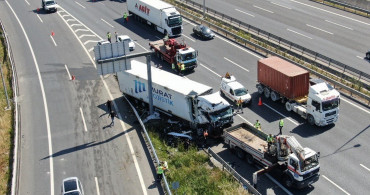 Kuzey Marmara Otoyolunda Korkunç Kaza! Bariyerlere Çarpan Tır Sürücüsü Ağır Yaralandı