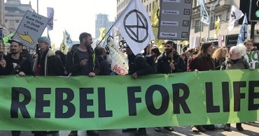 Londra'da Çevreciler İklim Değişikliğini Protesto Etti