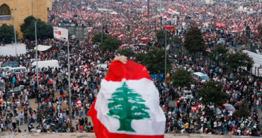 Lübnan'da Hariri Görevde Kalıyor!