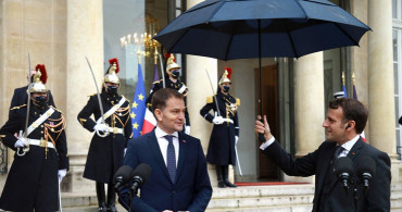 Macron Slovakya Başbakanı Matoviç’e Şemsiye Açtı!