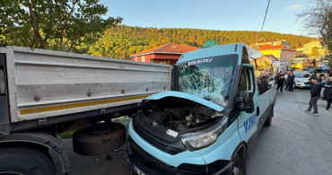 Maltepe'de Minibüs ile Tır Çarpıştı: 8 Yaralı