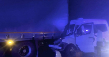 Manisa’da sporcuları taşıyan minibüs tırla çarpıştı: Çok sayıda yaralı var