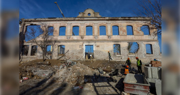 Mariupol yeniden inşa ediliyor: Savaşın harabeye çevirdiği kentteki restorasyon çalışmaları hız kesmiyor