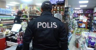 Market Sahibi Polisi Görünce Kepenkleri Kapattı