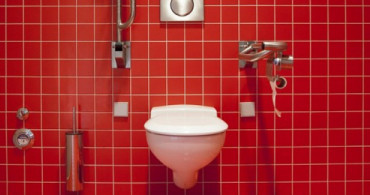 Meğer Tuvalette Yanlış Oturuyormuşuz! Klozet Kullanmanın Zararlarına İnanamayacaksınız!