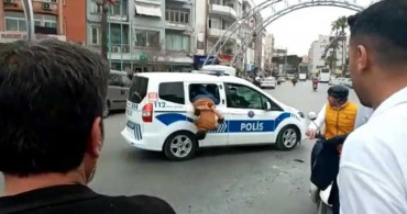 Mersin'de akılalmaz olay: Polis aracının camından atlayıp kaçtı!