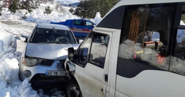 Mersin’de Öğretmenleri Taşıyan Minibüs Kaza Yaptı: 8 Yaralı