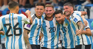 Messi tarihe geçti: Arjantin adını çeyrek finale yazdırdı
