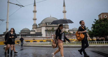 Meteoroloji sarı kodla uyarı yapmıştı: İstanbul sağanak yağışa teslim oldu