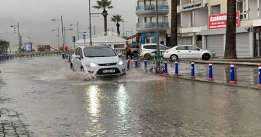 Meteoroloji sarı kodlu uyarı vermişti: Şehirde yollar göle döndü