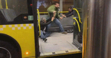 Metrobüste Bıçaklı Saldırı: Saldırgan İki Yolcuyu Yaraladı!
