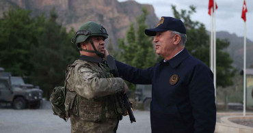 Milli Savunma Bakanı Hulusi Akar sınır hattında: Geceyi Çukurca'daki 2. Ordu Taktik Komuta Yeri'nde geçirdi!