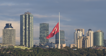 Milli yas ilanın ardından Türkiye’de bayraklar yarıya indirildi