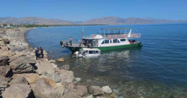Minibüs Van Gölü’ne uçtu: Dalgıçlar suda kalan var mı diye arama yaptı