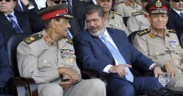 Mısır'da Muhammed Mursi ile Sisi İlk Defa Yüz Yüze Geldi